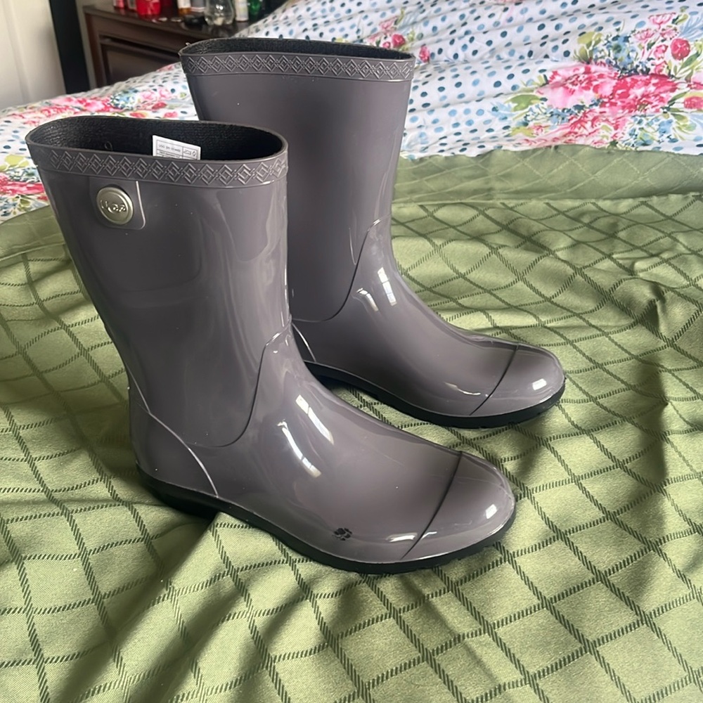 UGG Rubber Rain Boots ((NEVER WORN))